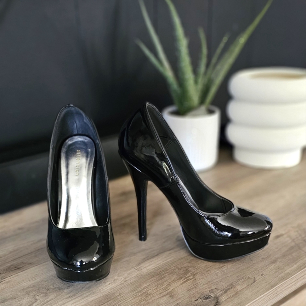 Black pumps